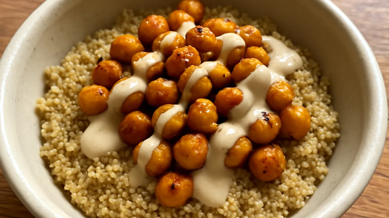 Amaranth-Bowl mit gerösteten Kichererbsen und Tahini-Dressing"