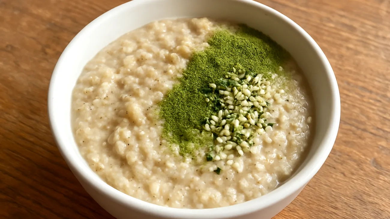 Amaranth-Quinoa-Pudding mit Matchapulver und Hanfsamen"
