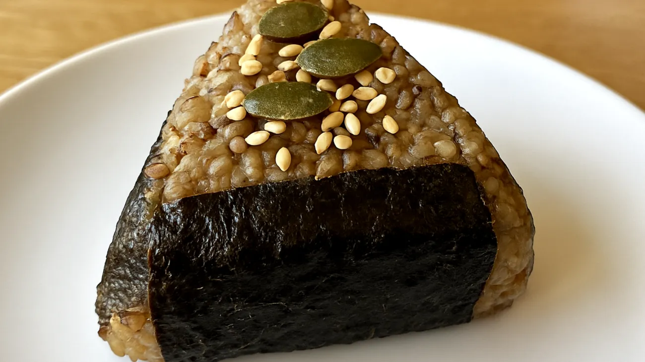 Buchweizen-Nori-Onigiri mit Sesam und Kürbiskernen"