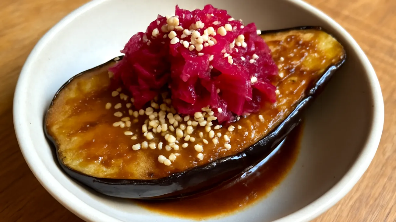 Miso-Auberginen-Bowl mit Hanfsamen und fermentiertem Rotkohl"