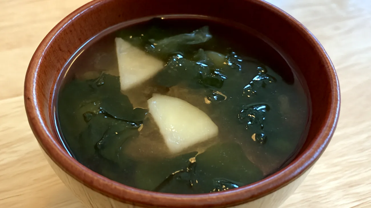 Miso-Suppe mit Algen und fermentierten Rüben"