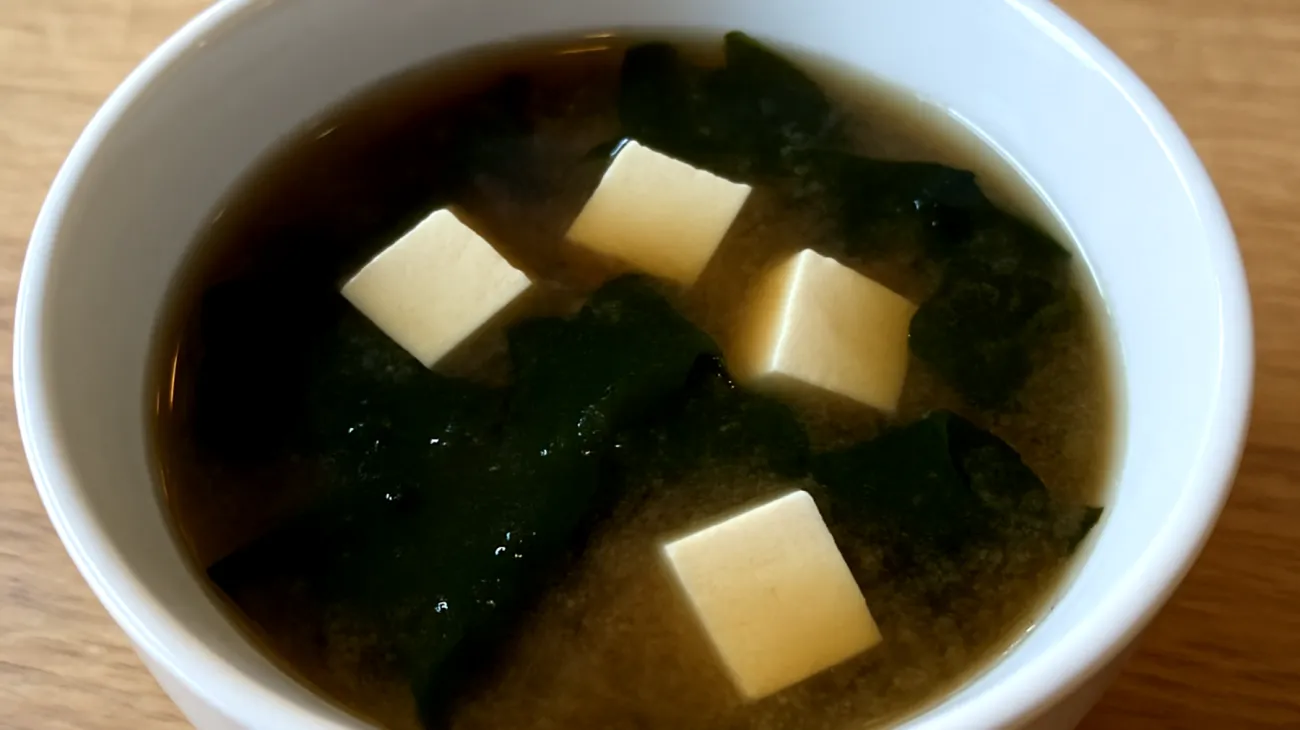 Miso-Suppe mit Wakame-Algen und Silken-Tofu"