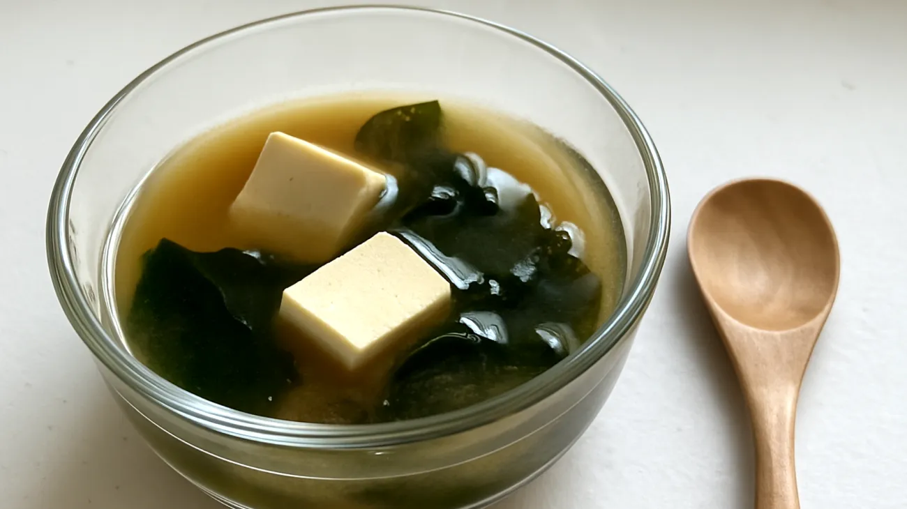 Miso-Suppe mit Wakame-Algen und Tofu"