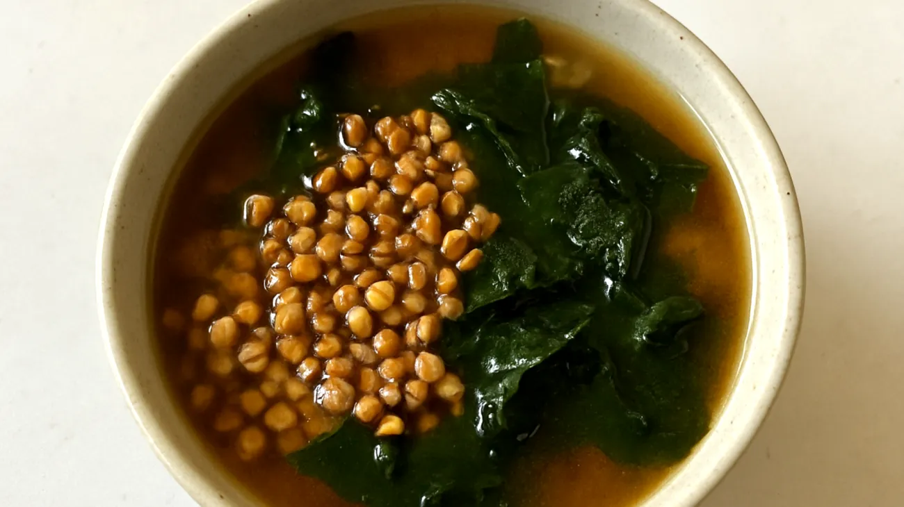 Miso-Suppe mit geröstetem Buchweizen und Seetang"