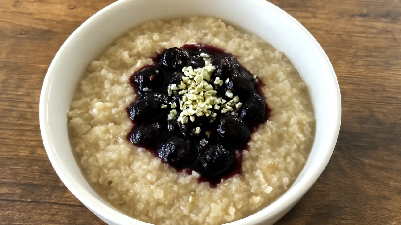 Quinoa-Porridge mit fermentierten Blaubeeren und Hanfsamen"