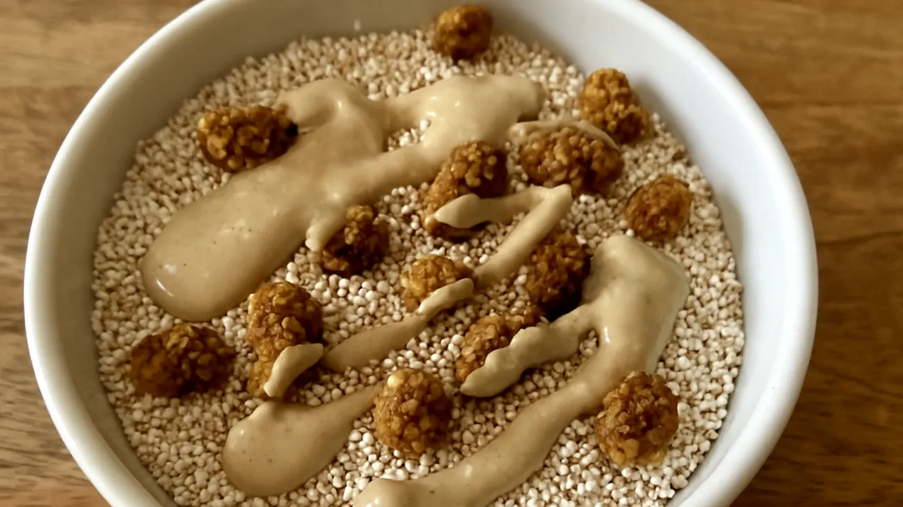 Amaranth-Puffs mit Tahini und getrockneten Maulbeeren"