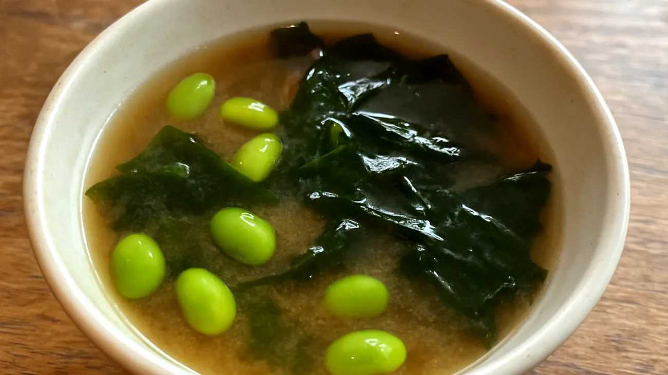 Miso-Suppe mit Edamame und Wakame-Algen"